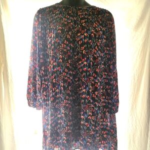 Pretty Pleated Floral Shift Dress EUC ❤️